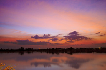 Obraz premium Twilight sky after sunset with water reflect landscape 
