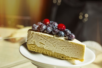 Cake with kiwi blueberry and cranberry