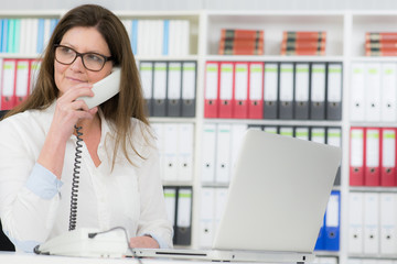 geschäftsfrau am telefon