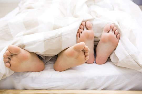 ベッドで並んだ足