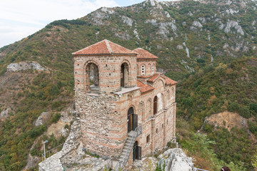 Fototapeta na wymiar Asen's Fortress in the Rhodope Mountains, Bulgaria