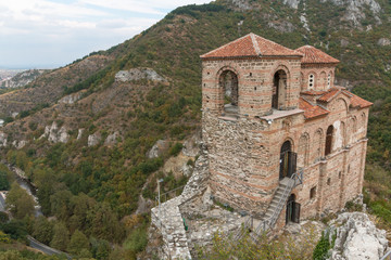 Fototapeta na wymiar Asen's Fortress in the Rhodope Mountains, Bulgaria