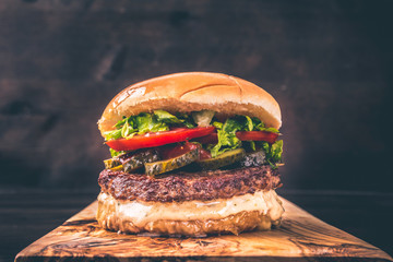 Cheese Burger auf einen Holzbrett