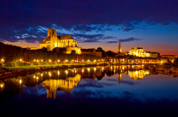 Auxerre, les bords de l'Yonne la nuit, cathédrale Saint-Étienne, abbaye Saint-germain,  ...