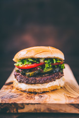 Cheese Burger auf einen Holzbrett