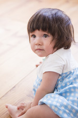 Fototapeta premium 床に座る子供