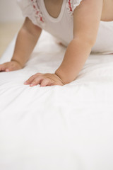ベッドの上の子供の手