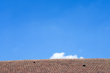 cielo con nuvola sopra un tetto