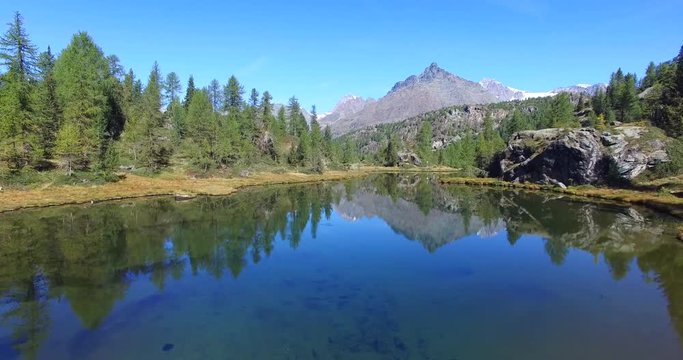 Sorvolo lago alpino - Aerial view 4k