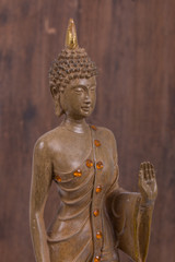 Buddha vor Holzwand