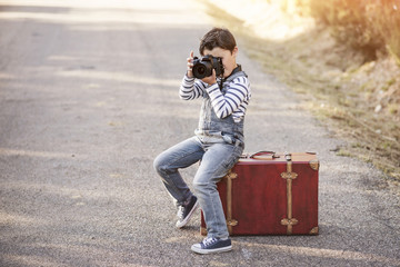 niño con cámara de fotos