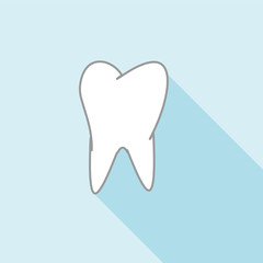 Gesunder Zahn auf blauem Hintergrund