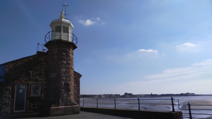 Faro con cielo blu