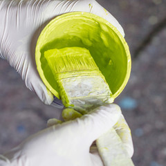 maler hält pinsel mit grüner farbe