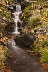 Chorro de agua fresca y cristalina en otoño en Extremadura
