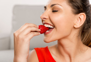 She loves strawberries - 121925856