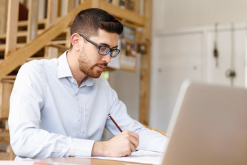 Obraz premium Young man architect in office