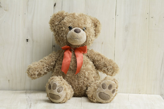Teddy bears sitting on a wooden