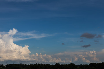 Fototapeta na wymiar Cloudy skies over the countryside.