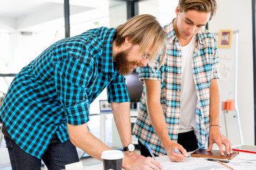 Obraz premium Two office workers at the desk