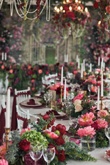 Beautifuly floral decorated wedding table