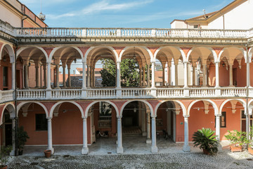 Fototapeta premium Italien, Toscana, Versilia, Massa, Massa-Carrara, Palazzo Cybo, Dogenpalast, Gallerie, Innenhof, Historische Gebäude, Kultur, Statuen, Herbstreisen, Kulturreisen, Rviera, Mittelmeer