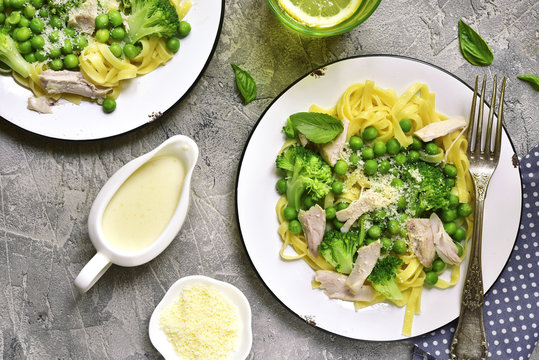 Pasta with green vegetables and chicken with cream sauce bechame