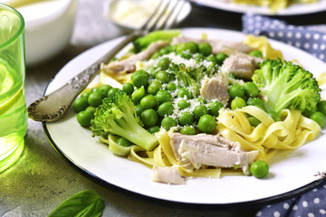 Pasta with green vegetables and chicken with cream sauce bechame