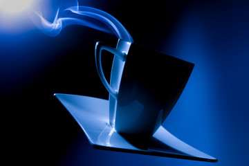 Cafétasse mit aufsteigendem Rauch in blau gehalten