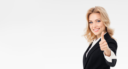 Obraz premium businesswoman showing thumbs up gesture
