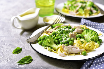 Pasta with green vegetables and chicken with cream sauce bechame