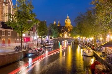 Poster Nacht rosse buurt De Wallen, kanaal, Basiliek van Sint Nicolaas en brug, Amsterdam, Holland, Nederland. Lange blootstelling. © Kavalenkava