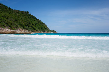 Obraz premium Sea waves and beautiful beach and white sand, with blue water