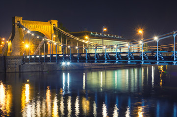 Widok na zabytkowy Most Grunwaldzki nocą, Wrocław - obrazy, fototapety, plakaty