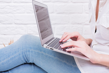 Naklejka premium Girl using laptop side