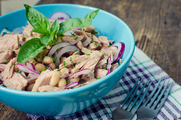 Tuna salad with white beans and red onions