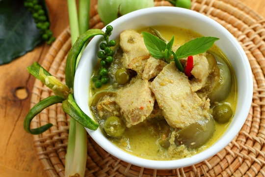 Green curry food.