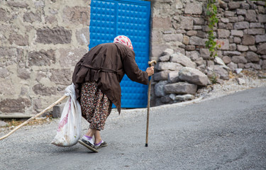 Mücadele eden yaşlı kadın