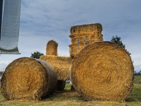 Dia de la agricultura: tractor hecho con balas de paja(heno)