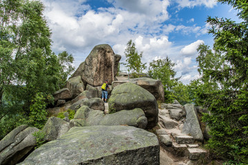 Wanderer auf der Feigenbaumklippe, Naturpark Harz