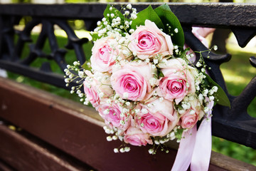 Pink roses bouquet on the bench