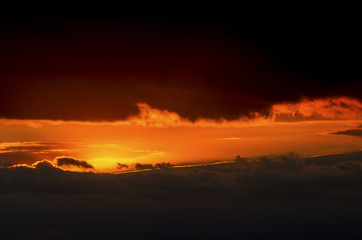 Fototapeta premium Beautiful sunset with dramatic clouds in the sky