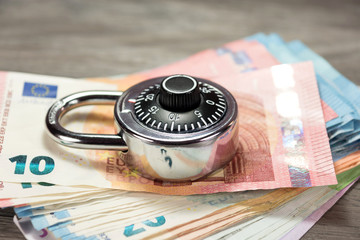 Geld und Vorhängeschloss