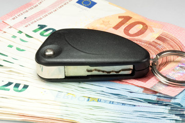 Geld und ein Autoschlüssel