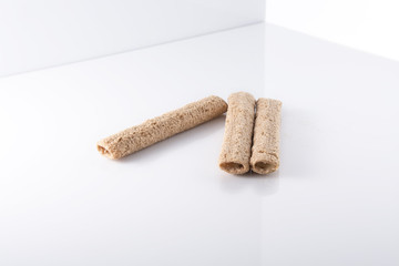 карамельные палочки на светлом фоне