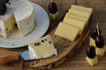 Bauernbrot mit Pfefferkäse