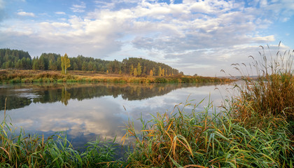 осенний пейзаж на Уральской реке Иртыш, Россия © 7ynp100