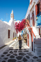 Enge Gasse in Mykonos mit spazierendem Mädchen