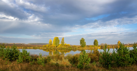 осенний пейзаж на Уральской реке Иртыш, Россия © 7ynp100