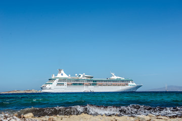 Fototapeta na wymiar Strand in Mykonos mit Kreuzfahrtschiff